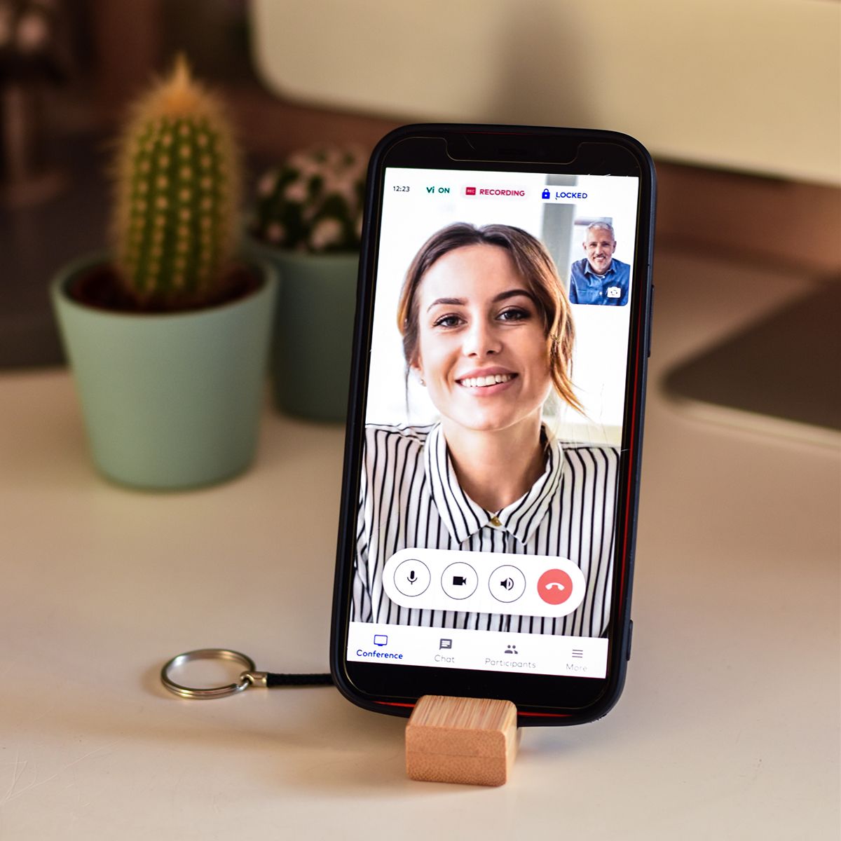 Bamboo nyckelring med telefonställ beige